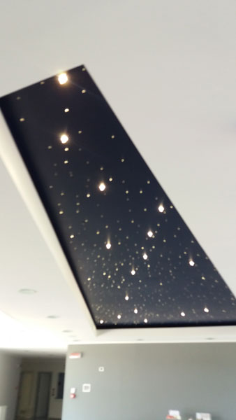 Nel soffitto dell'atrio, un piccolo cielo stellato viene acceso con le donazioni della campagna "Accendi una stella"